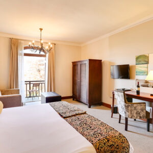 Enjoy a holiday stay at a beautiful Cape Dutch vernacular golfing lodge that overlooks the lush vineyards and breath-taking Stellenbosch mountains