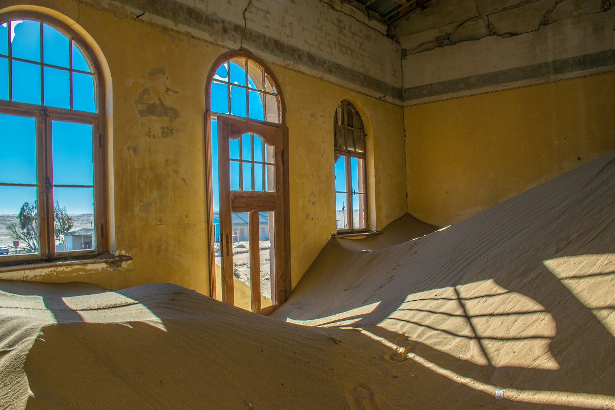 Take a more adventurous route along Gochas and Koës, through hills and past memorials to fallen soldiers!