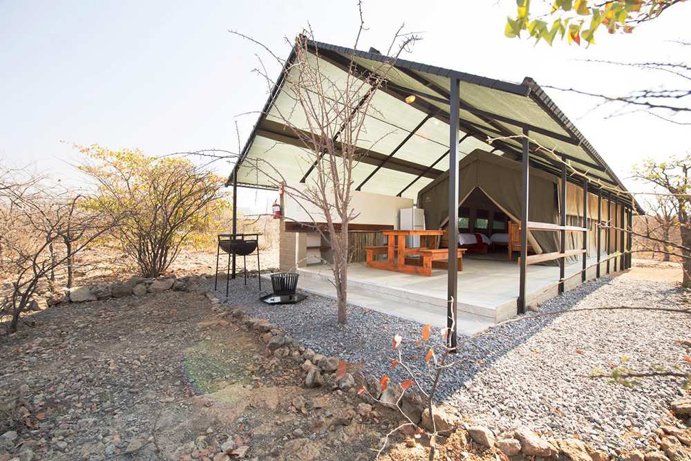 The Etosha Pan in the heart of the nature reserve is a vast shallow depression of 5000 km2 that can even be seen from space and is a spectacle of Namibia that holiday goers love to visit