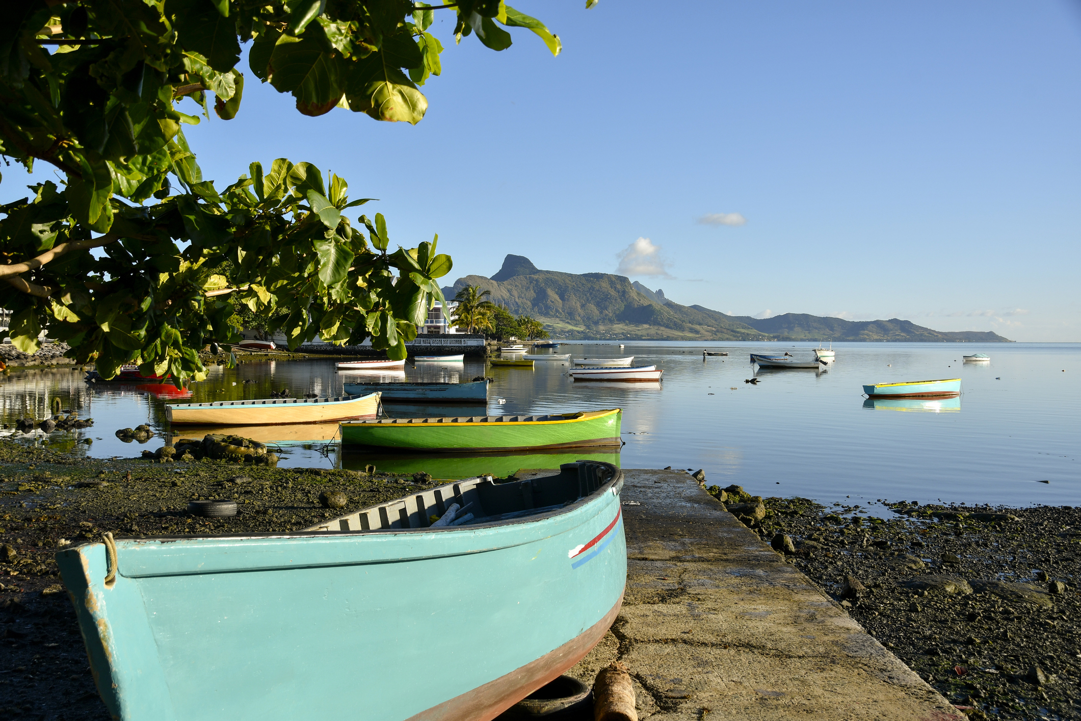 Relax and bask in the hot tropical Mauritian sun while on a magniﬁcent catamaran ride